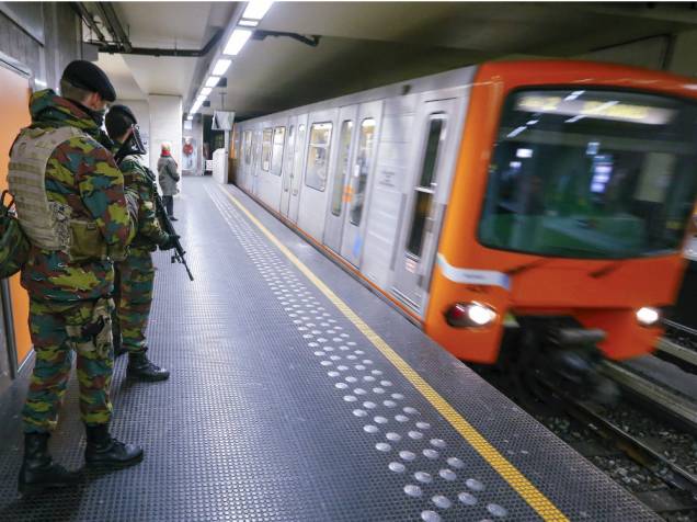 Soldados belgas patrulham o metrô de Bruxelas