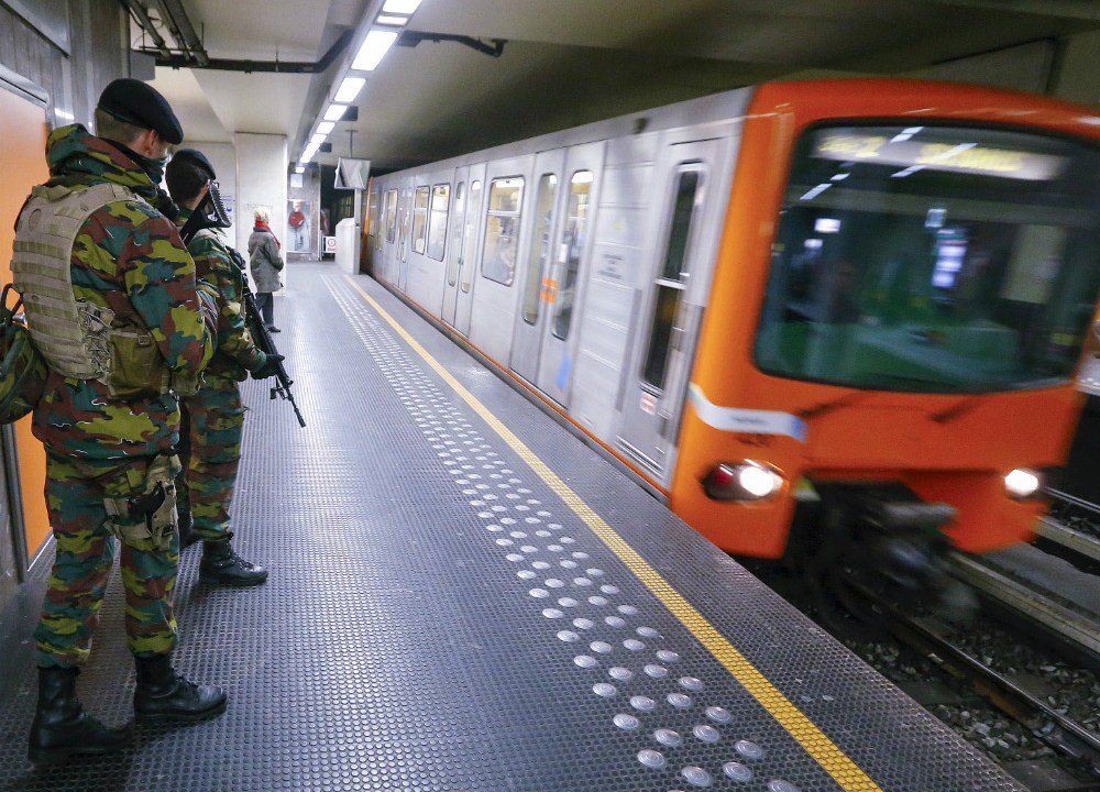 Soldados belgas patrulham o metrô de Bruxelas
