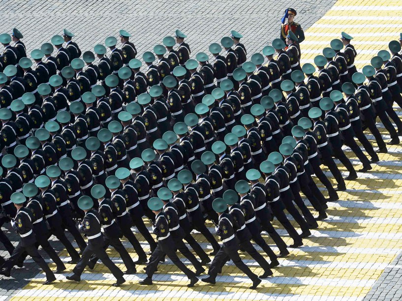 Soldados russos participam de desfile em Moscou para celebrar os 70 anos do fim da Segunda Guerra Mundial - 09/05/2015