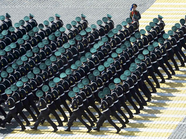 Soldados russos participam de desfile em Moscou para celebrar os 70 anos do fim da Segunda Guerra Mundial - 09/05/2015