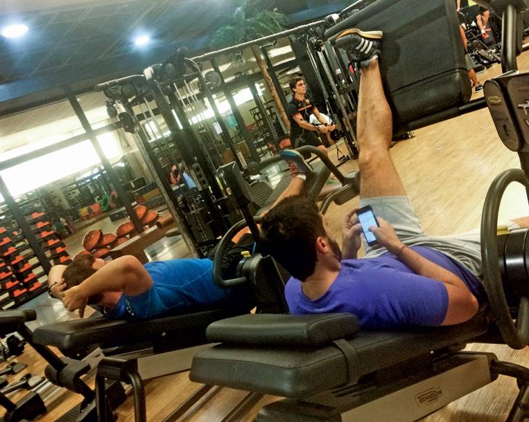 A TODA HORA, EM QUALQUER LUGAR Setenta e três por cento dos brasileiros que possuem celular não saem de casa sem o aparelho. Noventa por cento dos usuários que utilizam o dispositivo para entrar na internet o fazem junto com outras mídias