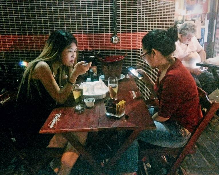 CLIENTES SEM PRESSA - Pesquisa realizada por um restaurante nova-iorquino revelou que os frequentadores quase dobraram o tempo de permanência no estabelecimento pelo simples fato de estarem conectados e mais da metade fotografou o prato escolhido