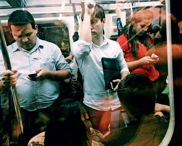 A TODA HORA, EM QUALQUER LUGAR Setenta e três por cento dos brasileiros que possuem celular não saem de casa sem o aparelho. Noventa por cento dos usuários que utilizam o dispositivo para entrar na internet o fazem junto com outras mídias