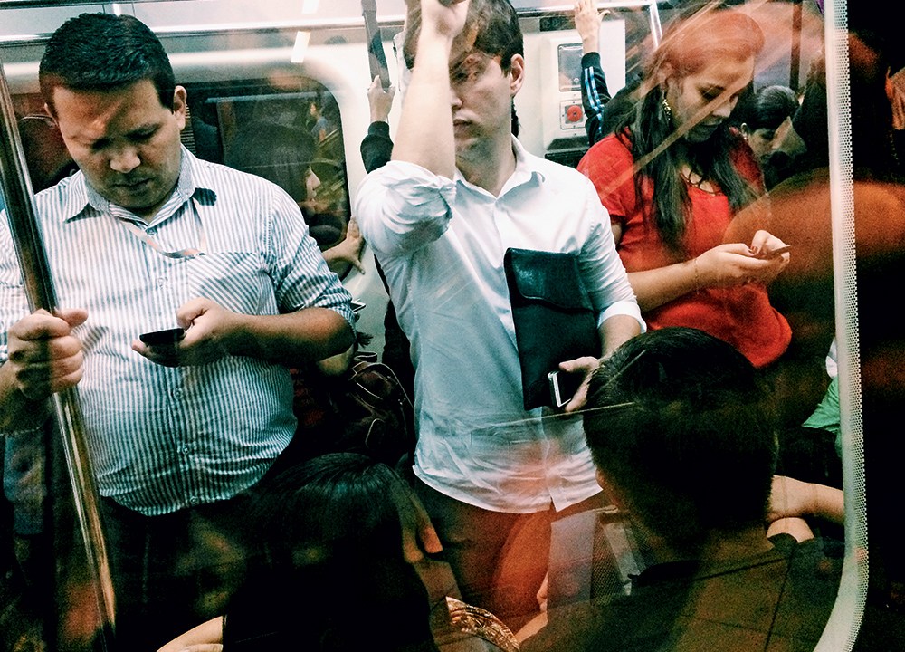 A TODA HORA, EM QUALQUER LUGAR  Setenta e três por cento dos brasileiros que possuem celular não saem de casa sem o aparelho. Noventa por cento dos usuários que utilizam o dispositivo para entrar na internet o fazem junto com outras mídias