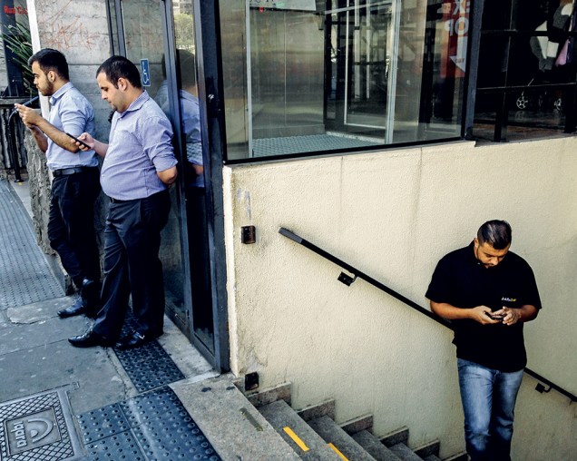A TODA HORA, EM QUALQUER LUGAR Setenta e três por cento dos brasileiros que possuem celular não saem de casa sem o aparelho. Noventa por cento dos usuários que utilizam o dispositivo para entrar na internet o fazem junto com outras mídias