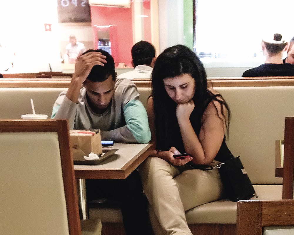 De acordo com o estudo, não é o excesso do uso, mas a dependência de um dos parceiros em relação ao smartphone que causa ciúmes e insatisfação com o relacionamento.