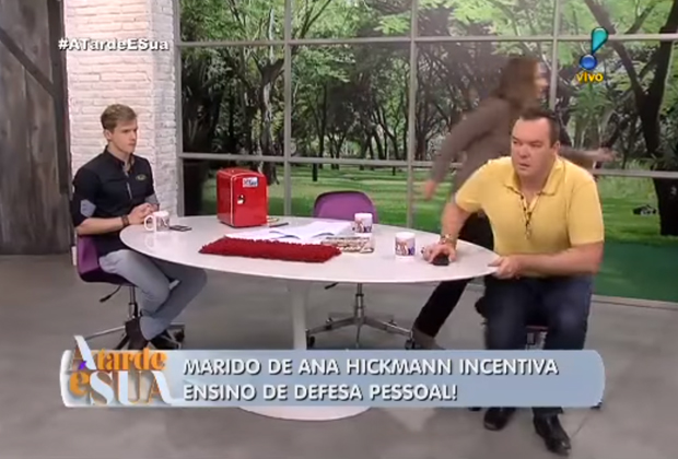 Sônia Abrão sai correndo ao vivo, em seu programa 'A Tarde É Sua', da RedeTV!