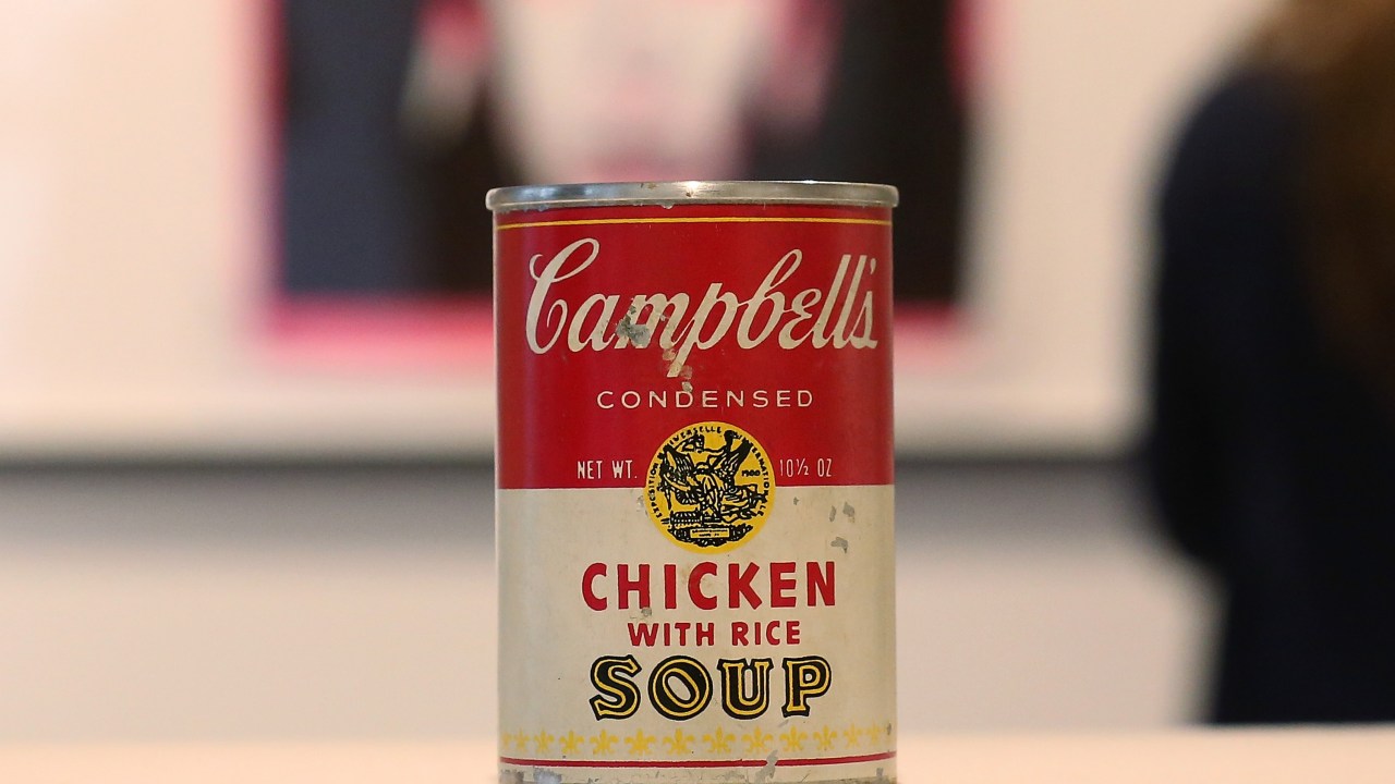 Uma lata de sopa Campbell retratada por Andy Warhol