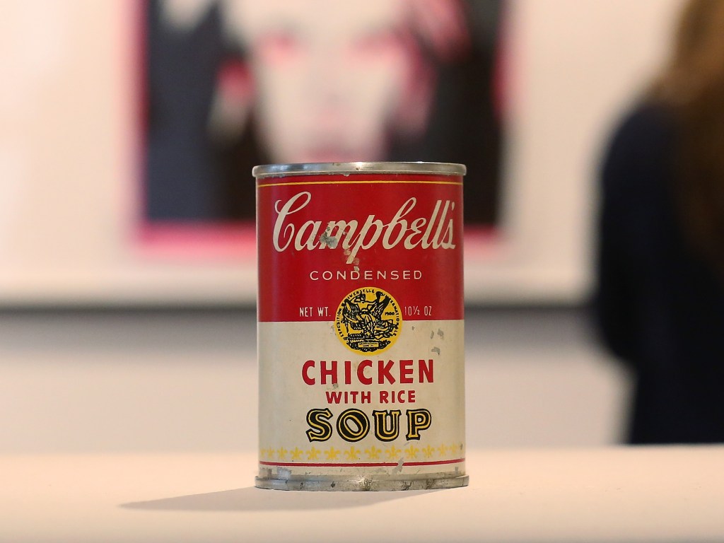 Uma lata de sopa Campbell retratada por Andy Warhol
