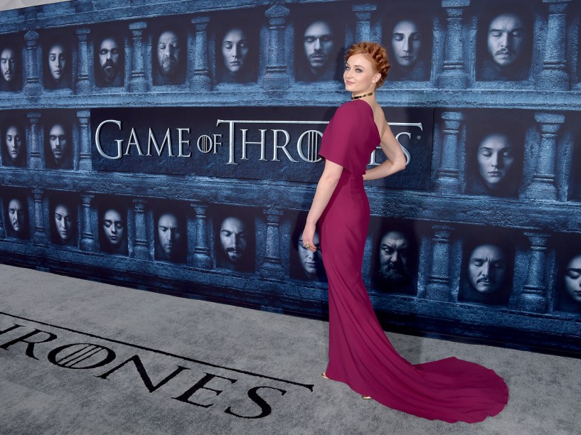 Sophie Turner posa ao lado de poster, na estreia da sexta temporada de Game of Thrones, no Teatro Chinês em Hollywood