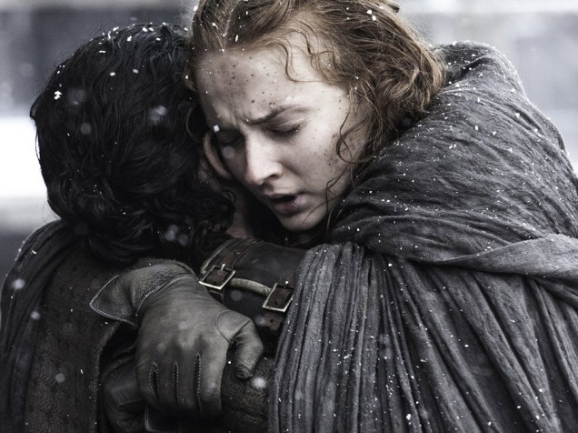 Emblemática cena da sexta temporada de Game of Thrones, em que Sansa Stark, personagem interpretada pela atriz Sophie Turner, reencontra seu irmão Jon Snow (Kit Harrington)