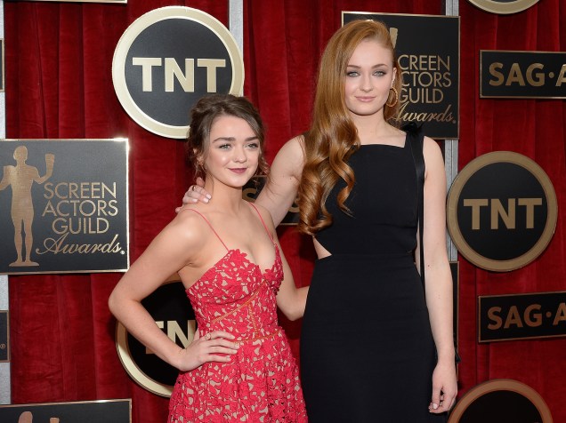 Maisie Williams e Sophie Turner, atrizes que interpretam Arya e Sansa Stark, da série Game of Thrones, comparecem ao 25° Screen Actors Guild Awards, em Hollywood