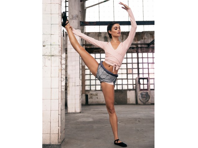 Sophie Charlotte faz pose de bailarina para a revista Boa Forma