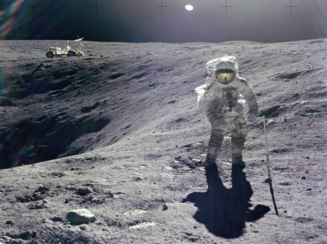 <p>O astronauta Charles M. Duke Jr, piloto do Apollo 16, é fotografado coletando amostras lunares na primeira missão extraveícular no posto de aterrissagem Descartes</p>