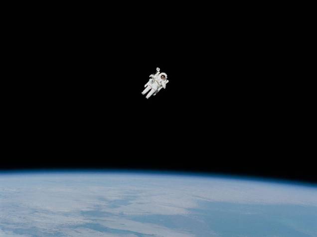 <p>Foto de 1984 mostra o astronauta Bruce McCandless II perto de alcançar o limite máximo de distância do veículo</p>
