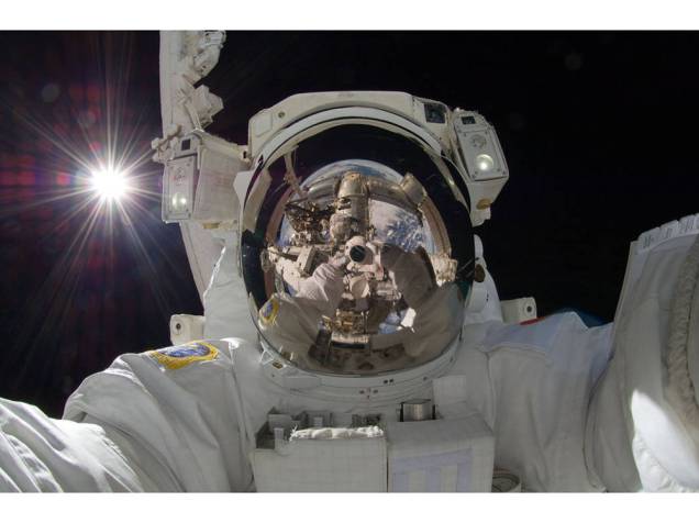 <p>O astronauta japonês Aki Hoshide, faz um autorretrato durante a caminhada espacial em 2012</p>