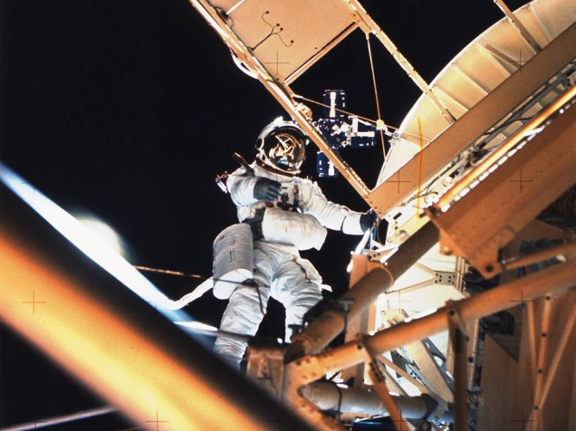 <p>O astronauta Owen Garriott faz spacewalk no Apollo Telescope Mount (ATM)</p>