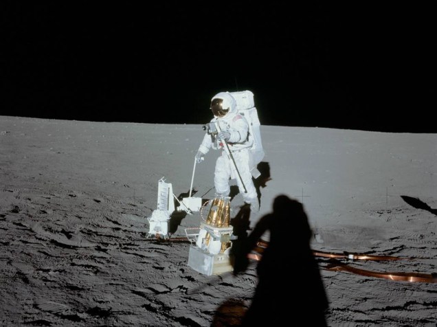 <p>O astronauta Alan L. Bean, piloto do módulo lunar, durante a primeira caminhada espacial da Apollo 12 na Lua</p>