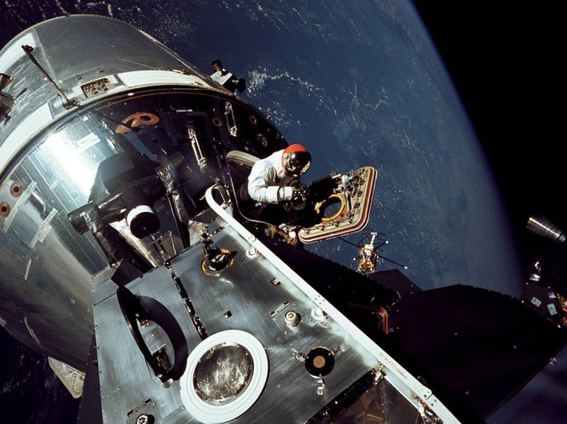 <p>David Scott no módulo de comando da Apollo 9</p>