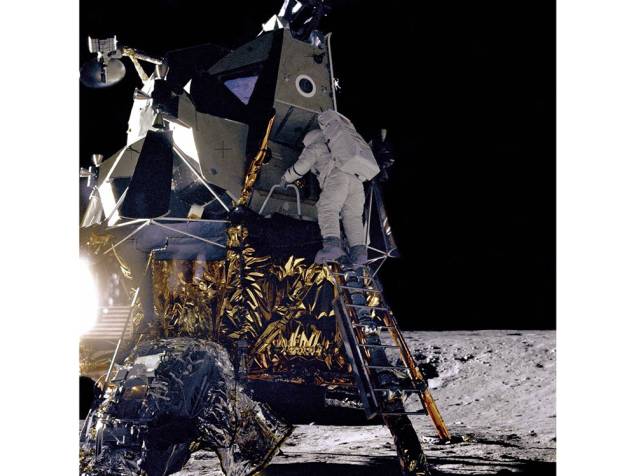 <p>Alan L. Bean, piloto do módulo lunar da missão Apollo 12, começa a descer a escada do módulo lunar "Intrepid" para se juntar ao astronauta Charles Conrad Jr., comandante da missão, sobre a superfície lunar</p>
