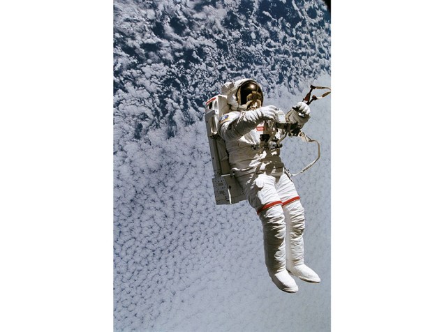 <p>Astronauta Mark C. Lee flutua livremente em foto tirada a partir do ônibus espacial Discovery em 1994</p>