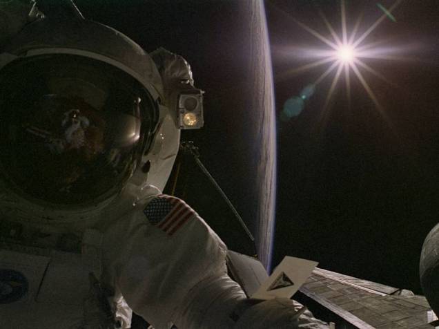 <p>Joseph Tanner fotografado durante caminhada espacial para reparar o Telescópio Hubble em fevereiro de 1997</p>