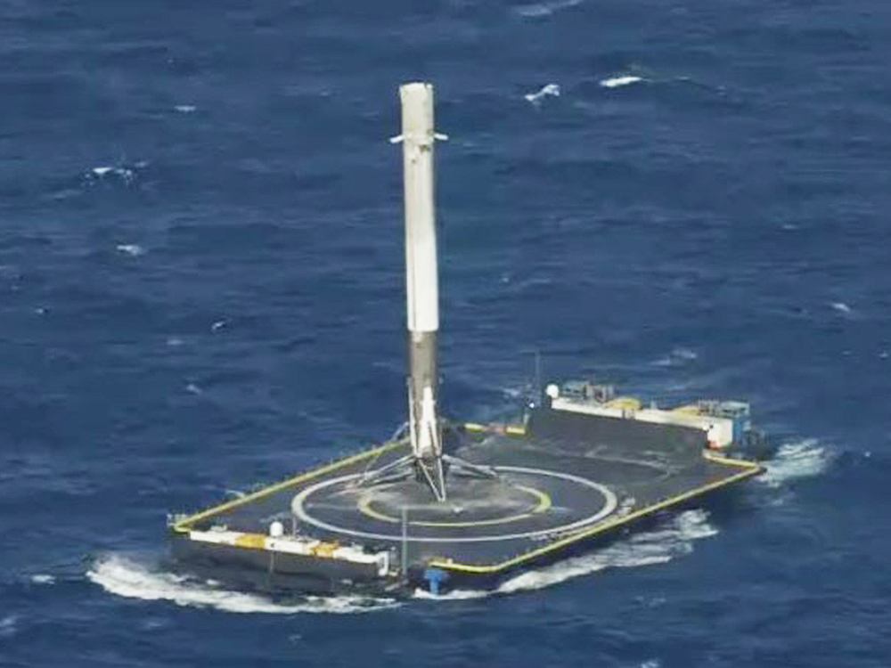 Aterrissagem do foguete Falcon 9 em plataforma no Oceano Atlântico