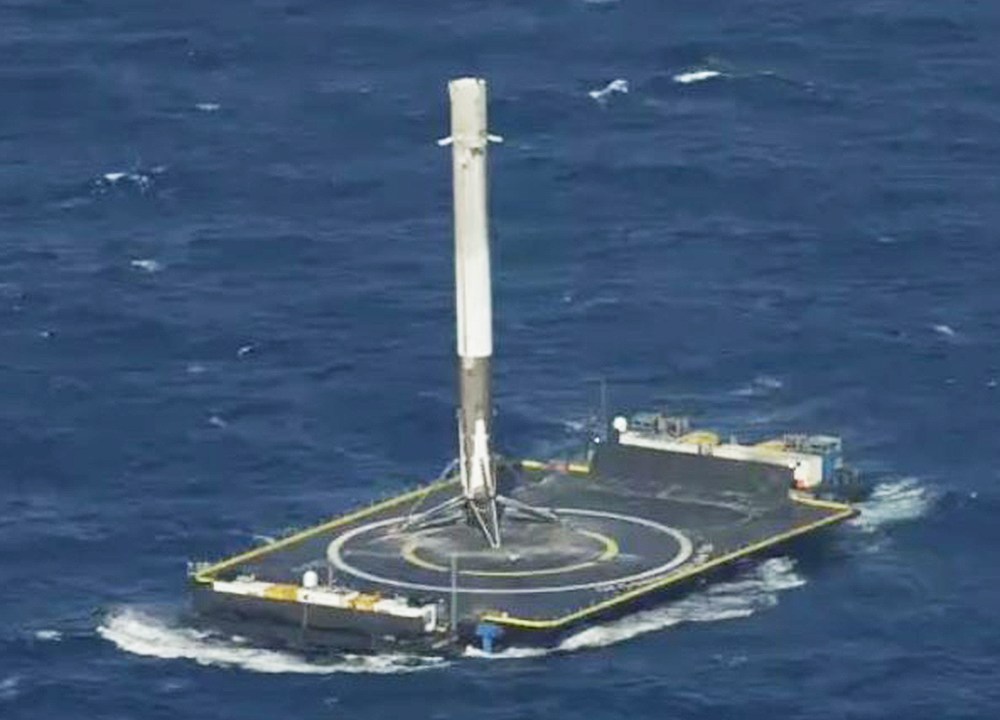 Aterrissagem do foguete Falcon 9 em plataforma no Oceano Atlântico