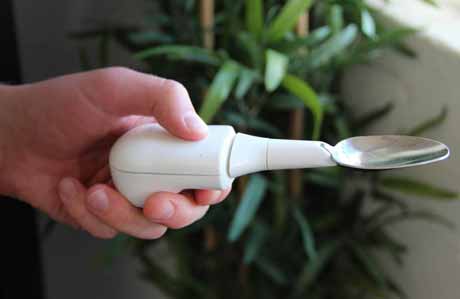 Colher da Lift Labs, empresa que agora pertence ao Google, ajuda pessoas com Parkinson na hora da alimentação