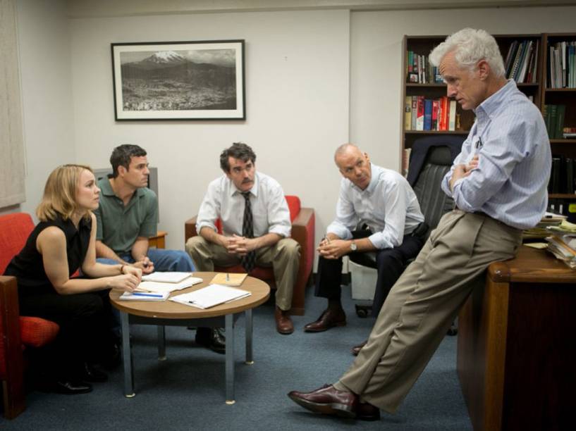 Cena do filme Spotlight, com Rachel McAdams, Mark Ruffalo, Billy Crudup, Michael Keaton e John Slattery