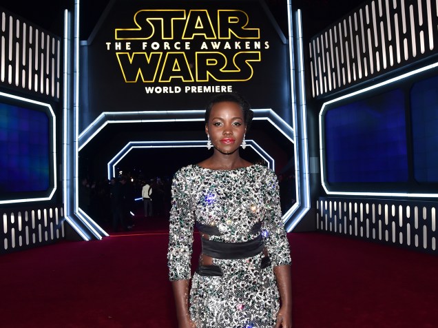 A atriz Lupita Nyongo, que faz parte do elenco de Star Wars: Episódio VII – O despertar da força, na pré-estreia do filme em Hollywood