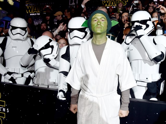 Fantasiado de Mestre Yoda, Joseph Gordon-Levitt posa ao lado de fãs na pré-estreia em Hollywood de Star Wars: Episódio VII – O despertar da força