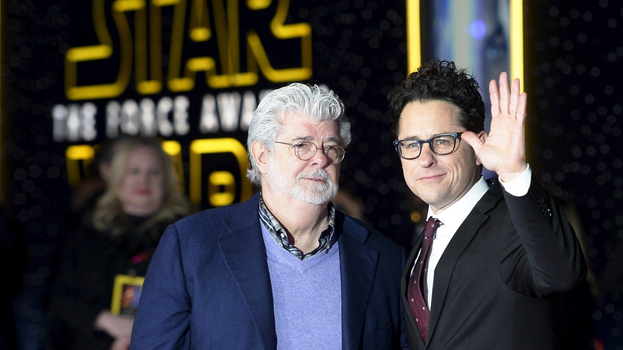 George Lucas (à esquerda) e J.J. Abrams na pré-estreia de 'Star Wars: Episódio VII – O despertar da força' em Hollywood