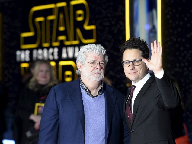 George Lucas (à esquerda) e J.J. Abrams na pré-estreia de Star Wars: Episódio VII – O despertar da força em Hollywood