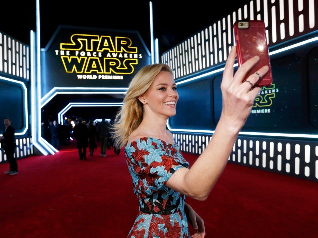 A atriz Elizabeth Banks faz um selfie na sua chegada à estréia do filme em Hollywood, na Califórnia