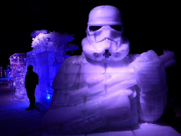 Escultura de gelo do personagem Stormtrooper, da série de filmes Star Wars, é vista durante o festival de esculturas de gelo da saga em Liège, na Belgica