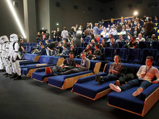 Público se prepara para assistir ao Star Wars: O despertar da força na França