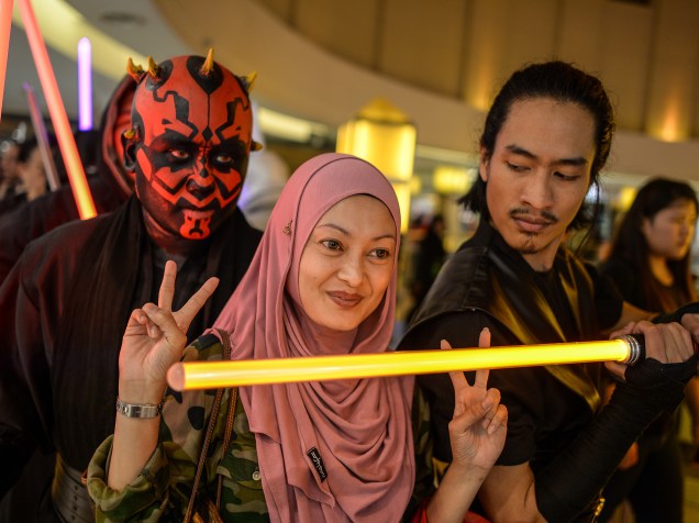 Público se prepara para assistir o filme Star Wars: O despertar da força  em Kuala Lumpur, na Malásia