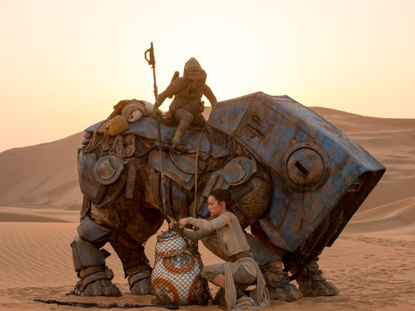 Rey (Daisy Ridley) se encontra com o robô BB-8, e liberta o companheiro de uma rede