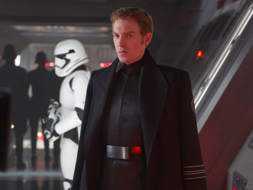 Domhnall Gleeson como General Hux, um líder cruel da Primeira Ordem, que anseia para mostrar à galáxia seu poder