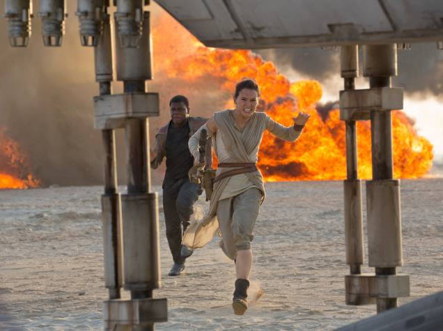 Rey (Daisy Ridley) e Finn (John Boyega) fogem em cena de Star Wars: O despertar da força