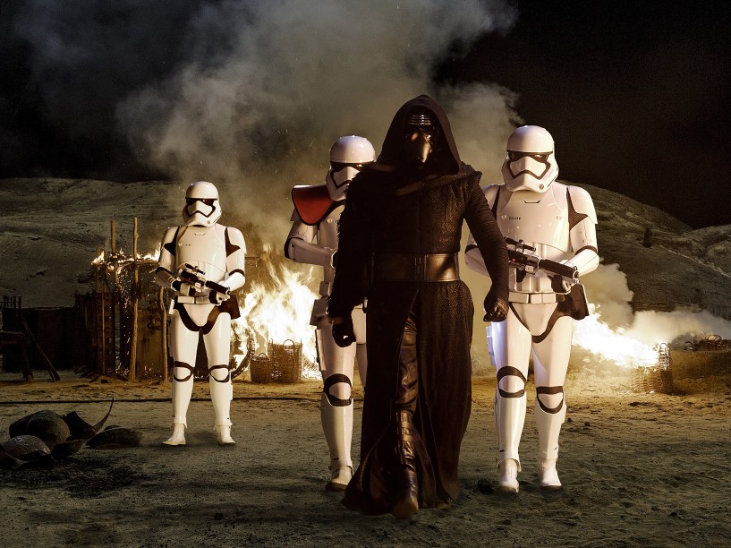 O vilão Kylo Ren (Adam Driver), acompanhado das tropas do Império em cena de Star Wars: O despertar da força