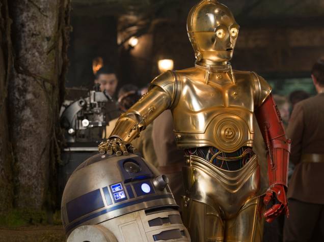 Os robôs R2-D2 e C-3PO em cena de Star Wars: O despertar da força