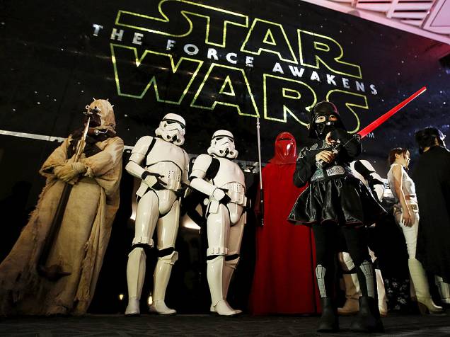 Fãs fantasiados para a estreia de Star Wars: O despertar da força , neste sábado (19), em Tokyo