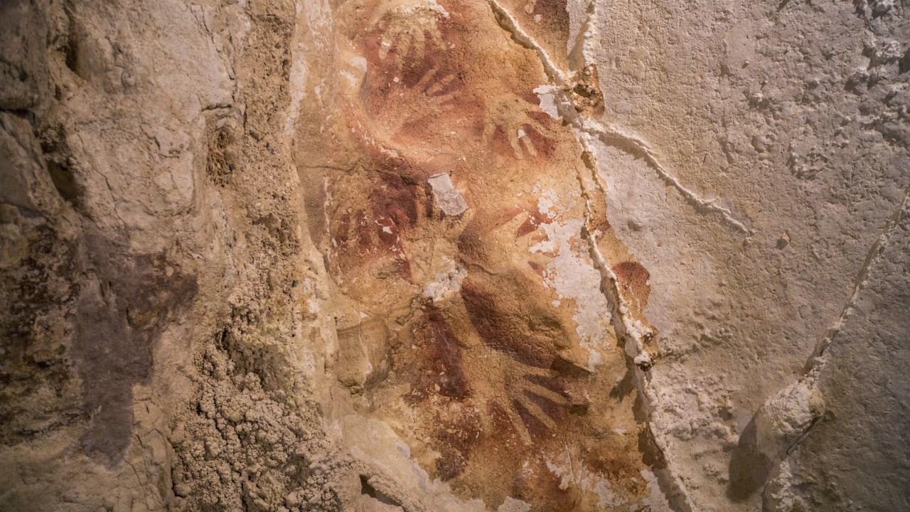 Pintura na caverna da ilha Sulawesi, na Indonésia, de 39.900 anos