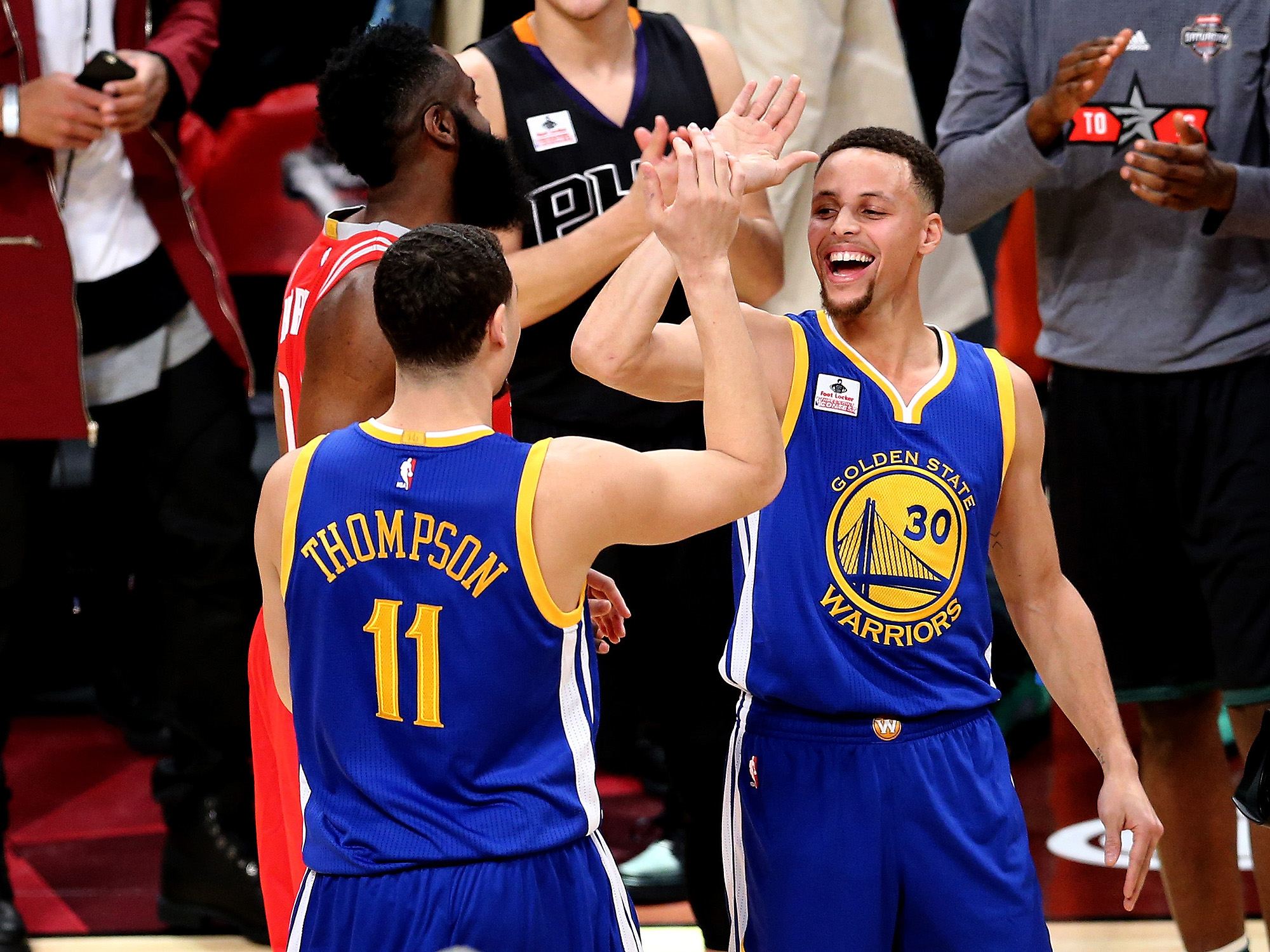 O feitiço virou contra o feiticeiro: Stephen Curry (à dir.) acabou desbancado pelo companheiro de equipe Klay Thompson