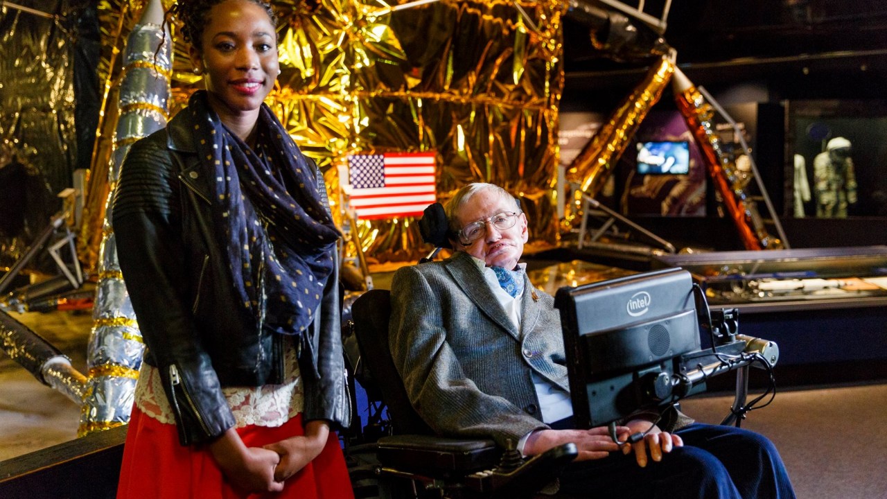 O físico Stephen Hawking com a americana Adaeze Uyanwah, no Museu de Ciência de Londres