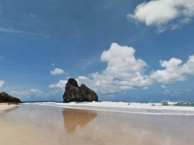 Parque Nacional Marinho de Fernando de Noronha- A praia da Cacimba do padre