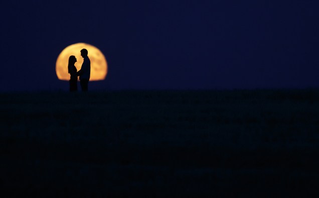 Casal fica na frente da lua cheia em Burgos, na Espanha