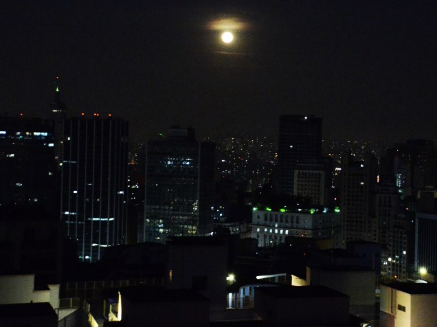 <p>Fenômeno conhecido como "superlua", que acontece quando ocorre uma lua cheia no período entre 24 horas antes ou depois de a lua atingir o perigeu (ponto mais próximo da Terra) de sua órbita, na noite deste sábado (29), em São Paulo (SP)</p>